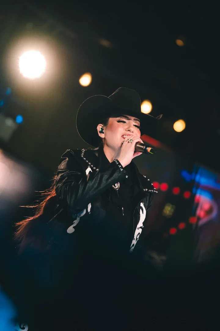 Clara Faria em apresentação sob as luzes