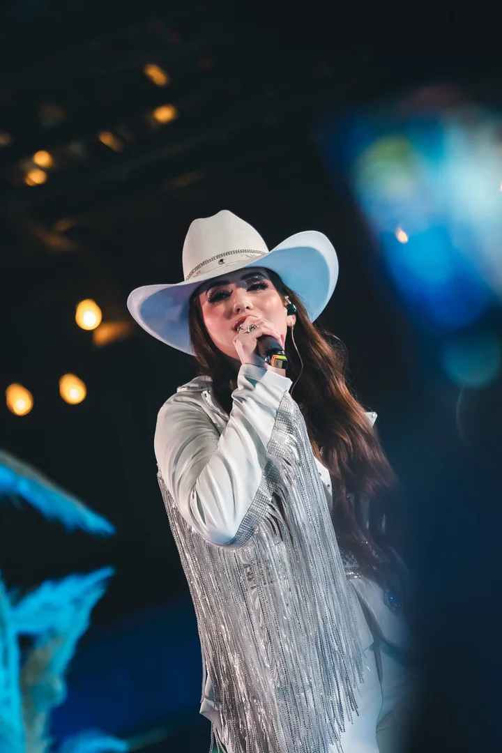Retrato de Clara Faria cantando no palco