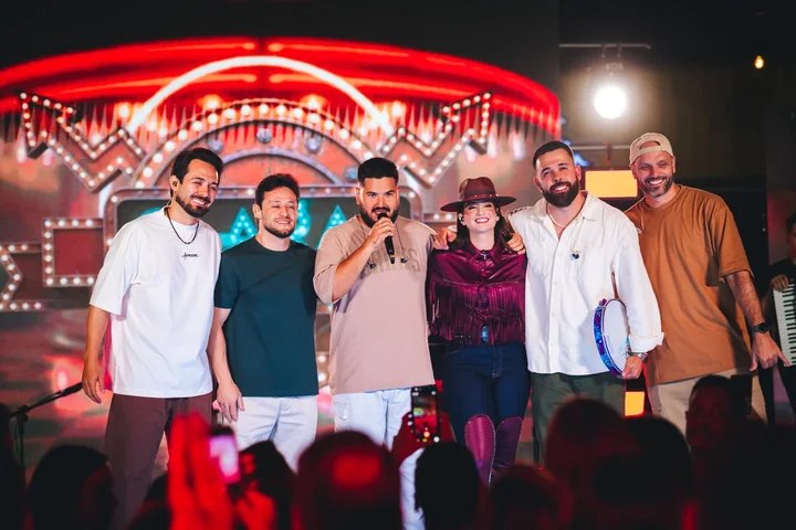 Clara Faria com convidados do projeto audiovisual