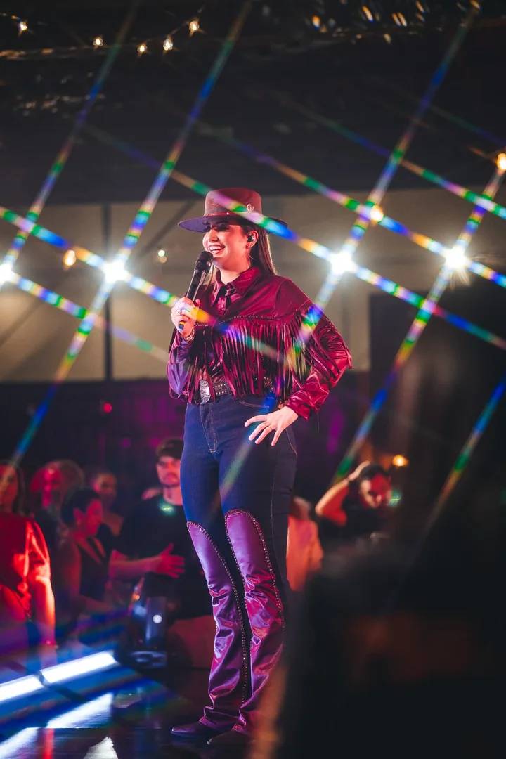Clara Faria durante apresentação ao vivo