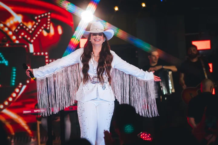 Clara Faria no palco de Entre Clássicos e Sonhos