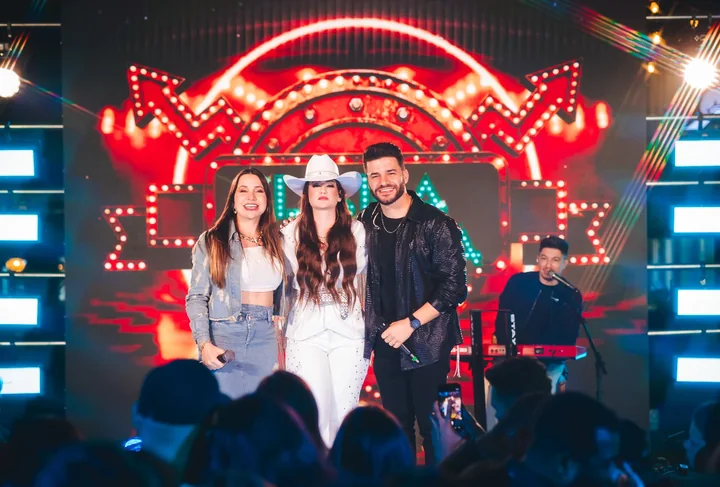 Clara Faria com convidado no palco