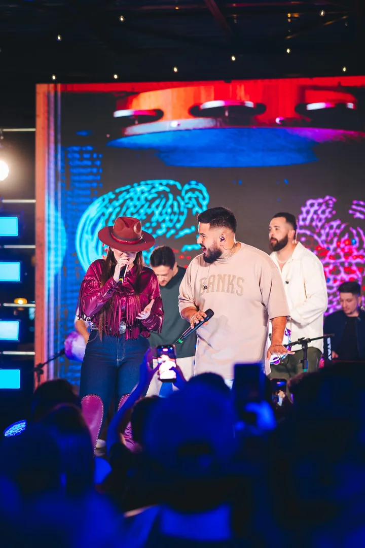Encontro especial no palco de Clara Faria