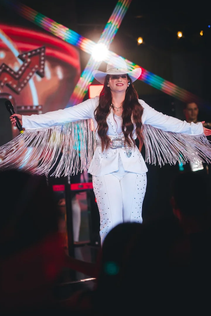 Clara Faria em apresentação sertaneja